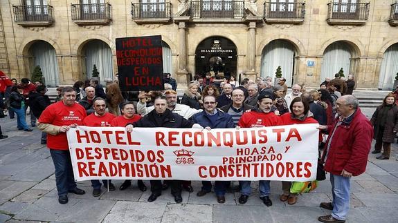 Los trabajadores del Hotel Reconquista se concentran para pedir la readmisión de los despedidos