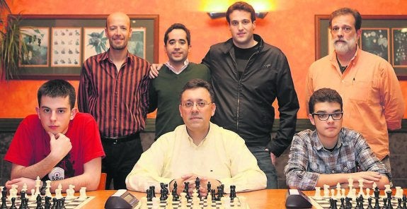 Saúl Viñuela, Miguel Marino y Daniel Centrón, sentados, e Iván Torre, Javier Fidalgo, Enrique Álvarez y Julián Iglesias. 