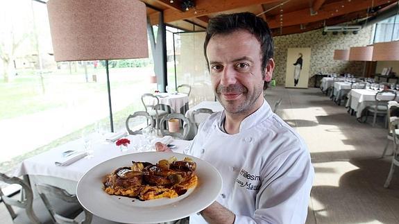 Nacho Manzano con su receta de codorniz en sarcófago.