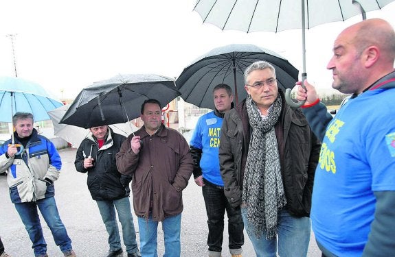 El coordinador de IU, Manuel Orviz, conversando ayer con los trabajadores en Noreña. 