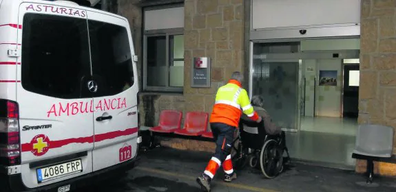 Uno de los pacientes del HUCA que ayer fue trasladado al Hospital Monte Naranco ante la falta de camas en La Cadellada. 