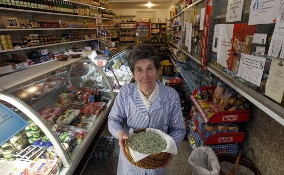 Fina muestra unas verdinas en su centenario establecimiento. 