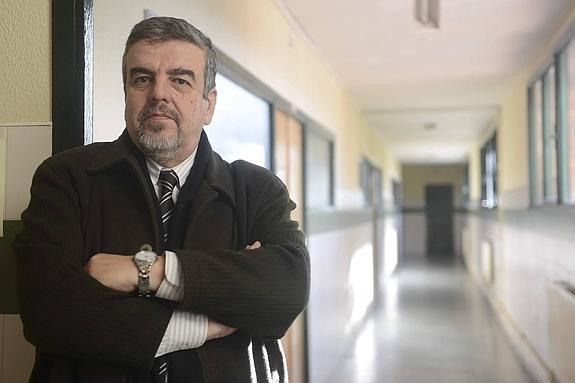 El director del Instituto de Enseñanza Secundaria de Roces, en Gijón, en uno de los pasillos del centro. 