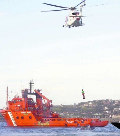 Imagen de un ejercicio de salvamento frente a Gijón. 