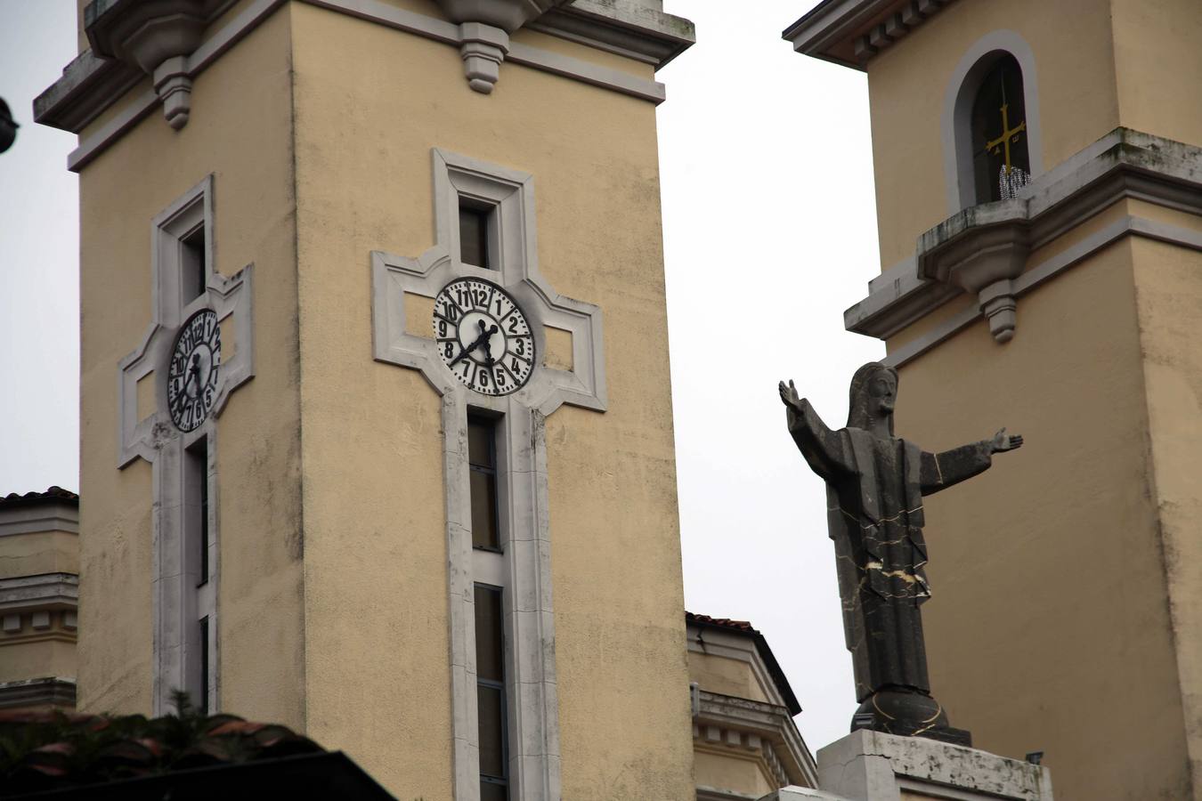 El reloj de la iglesia permanece detenido desde la tarde del viernes a causa de la tormenta. 
