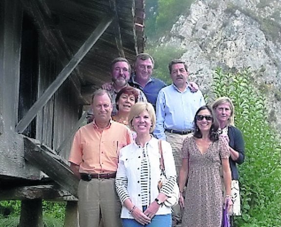 Directiva de la Asociación Cultural Amigos de Ribadesella. 