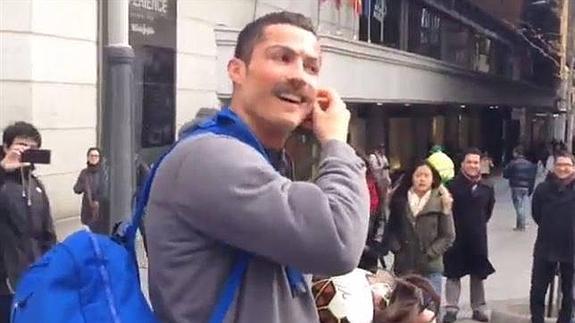 Cristiano Ronaldo disfrazado, sorprende a un niño en la plaza de Callao