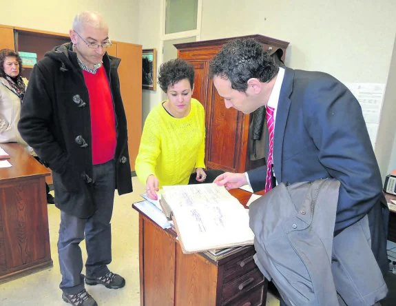 Mesa y Martínez, ayer, en el Juzgado de Paz de Allande. 