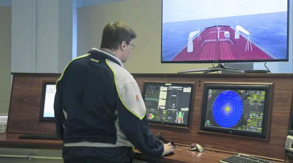 Un técnico del centro integrado, con el simulador que enseña a los estudiantes a reaccionar en casos de emergencia en la mar. 