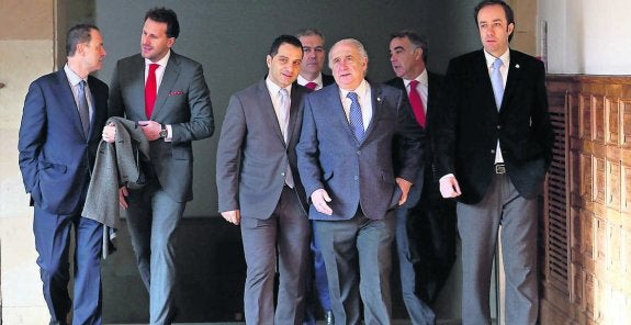 Víctor García, a la izquierda, habla con Alberto González en compañía del rector, flanqueado por el vicerrector de Estudiantes, Luis Rodríguez,  y el director de Atención al Estudiante, Eduardo González. 