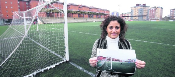 Beatriz en la portería del campo de fútbol donde entre el club que preside, el Oviedo Moderno. 