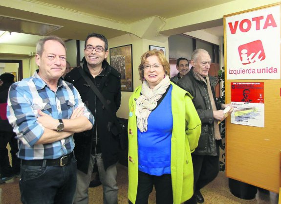 Martín, Muñiz y Tuya, durante la jornada electoral de IU. 