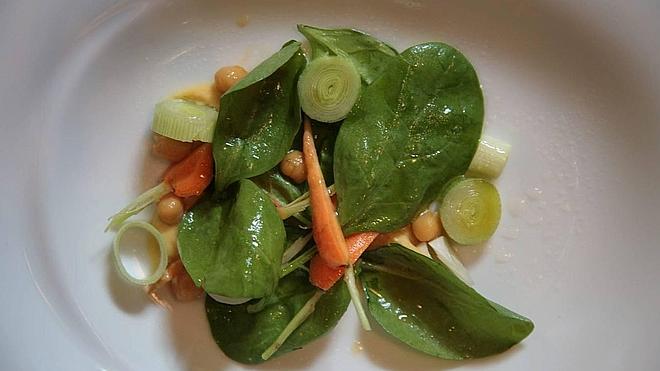 Plato de puerros con zanahorias, ensalada de espinacas y mahonesa de cocido de garbanzos elaborado por Nacho Manzano.