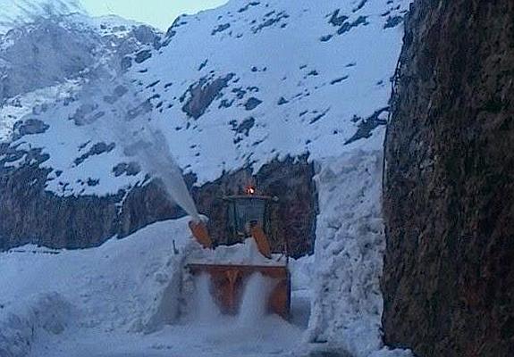 La máquina quitanieves trabajando en la zona afectada.