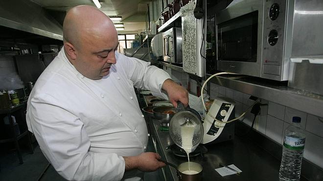 Ramón Celorio, en su restaurante de Cangas de Onís.