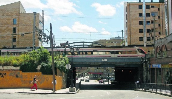 El puente de Nicolás Soria da acceso a Ciudad Naranco.