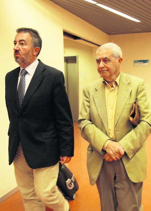 Iglesias Riopedre, a la derecha, con su abogado Sergio Herrero. 