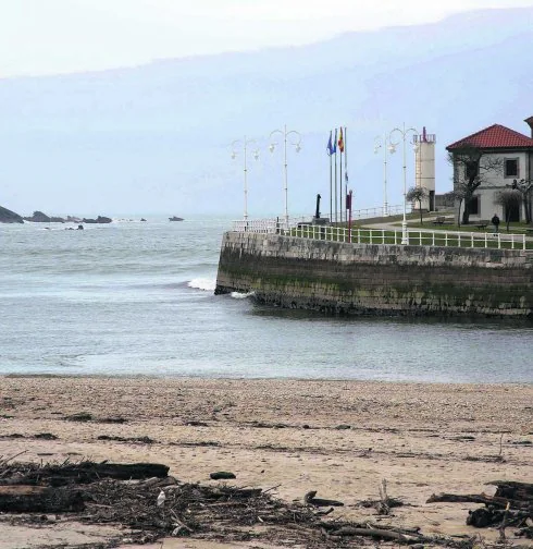 Entre los pescadores se baraja que el Principado haya previsto construir un espigón para mejorar la entrada y salida  por la barra del puerto. 