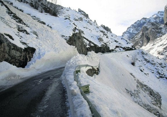 Uno de los grandes aludes, que dobló hasta el quitamiedos, después de ser limpiada la carretera. 