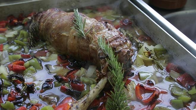 Plato de patina de lechazo rellena elaborado en el restaurante El Estanco de Mareo