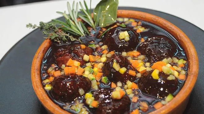 Plato de albóndigas de rabo de toro al vino tinto elaborado por Abraham García, cocinero del restaurante Viridiana.
