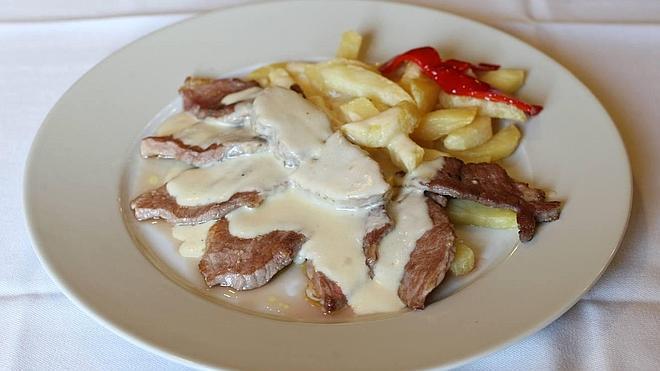 Plato de presa ibérica con foie y crema de avellana del restaurante Las Regiones.