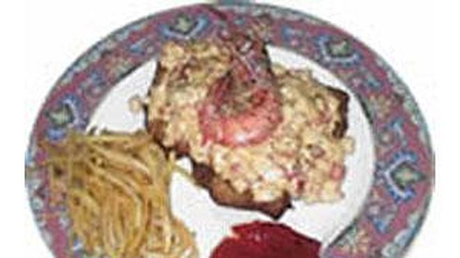 Cachopo relleno de langostinos con salsa de marisco y piquillo