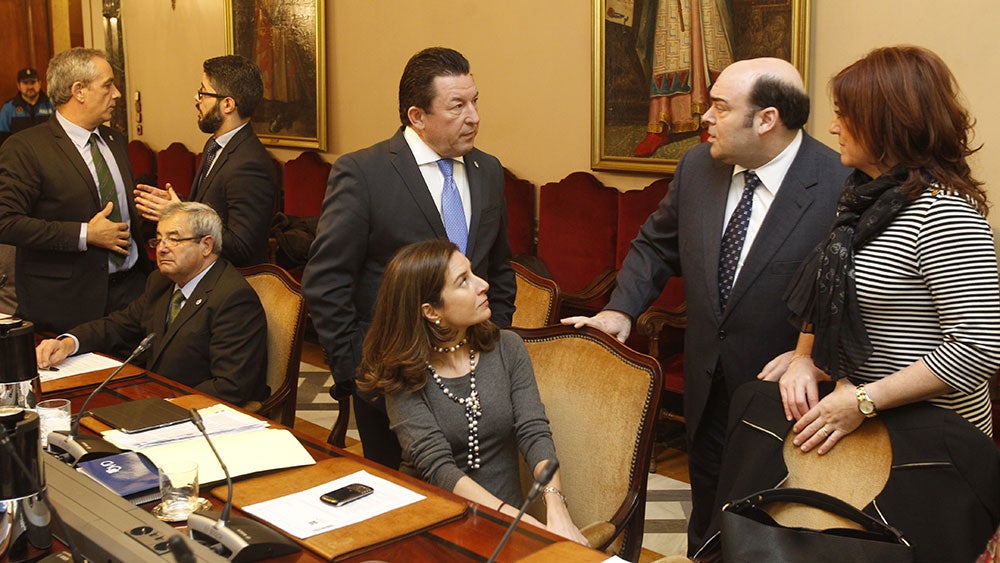 El alcalde conversa con el edil de Urbanismo José Ramón Pando ante Silvia Junco y Belén Fernández Acevedo. A la izquierda, Gerardo Antuña se dirige a Feliz Fernández. 