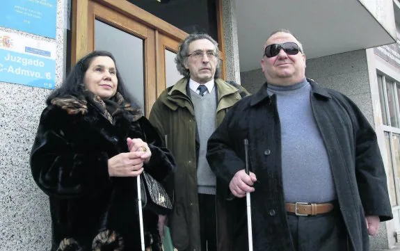 Fernando Taboada y su esposa, María Jesús González, ayer, esperando a entrar en los juzgados. 