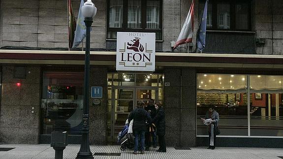 El Hotel León reabrirá como centro sociosanitario tras la compra por parte del Instituto Gerontológico Astur.