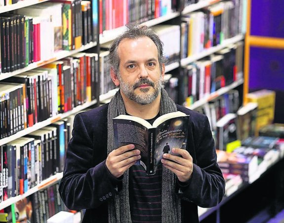 Miguel Ángel Delgado, con su libro. :: ÁLEX PIÑA