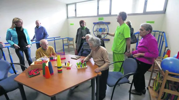 Un momento de la visita de la consejera de Bienestar y de la alcaldesa de Avilés al centro. 