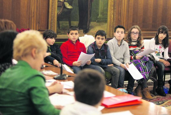 Reunión del III Consejo Municipal de Infancia y Adolescencia en el Ayuntamiento. 