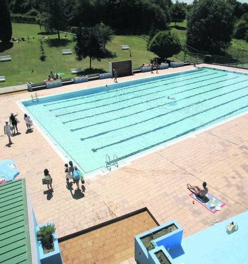 Imagen antigua de las piscinas de Pénjamo, entonces abiertas. 