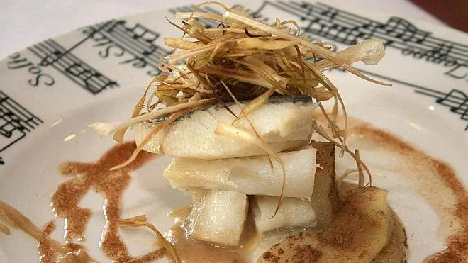 Plato de bacalao confitado con crema de manzana del restaurante Casona El Carmen.