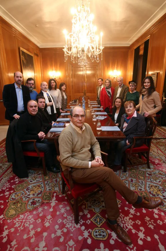 Alrededor de Juan Carlos Villaverde, de izquierda a derecha, Alberto Piquero, Diego Medrano, Javier Lasheras, Pelayo Fueyo, Joaquín Manzanares, Paz de Alvear, Marilde García, Guillermo Díaz Bermejo, Paloma Berros, Enrique Álvarez Uría, Lucía Falcón, María de Álvaro, Laura Piquero y Lola Lucio. 