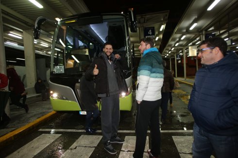 Potic, a su llegada anoche a Gijón, con el meta Pejcinovic. 