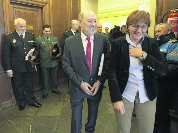 Gabino de Lorenzo y Pilar Varela, ayer antes del inicio de la reunión. 