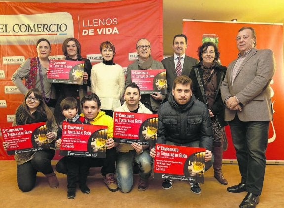 Los ganadores, con Julio Valle, Juan Carnicero y Ángela Arias. 