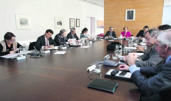 Reunión del Consejo de Administración de la Autoridad Portuaria de Gijón celebrado ayer en el puerto. 