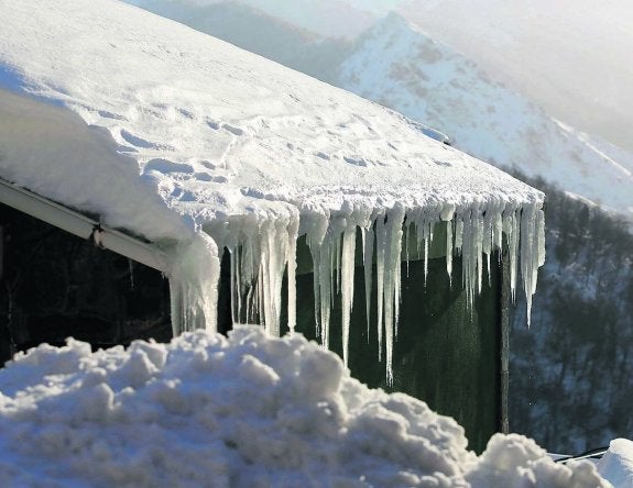 Carámbanos de hielo en un tejado de Pajares, ayer. 