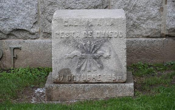 Monolito de la Gesta de Oviedo con el yugo y las flechas.