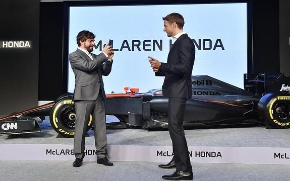 Fernando Alonso fotografía a su compañero Jenson Button en la presentación del equipo en Japón. 