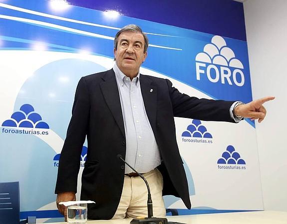 El líder de Foro, Francisco Álvarez-Cascos, al finalizar una reunión de su partido en noviembre pasado.