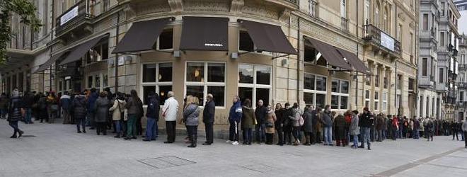 La larga cola que se formó desde primera hora de la mañana para lograr las entradas para el concurso de charangas dio la vuelta al Jovellanos.