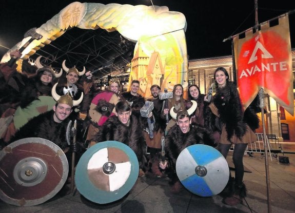 El colectivo juvenil Avante posa junto a sus armas, escudos y sonrisas. 