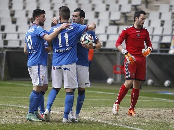 Los jugadores del Oviedo celebran uno de los goles.