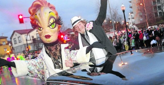 La Sardina Lulú y su incondicional acompañante de estos días, Míster Chof, en su descapotable.