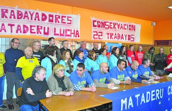 Los trabajadores del Matadero Central, en primer término, con miembros de la Plataforma de Empreses en Llucha. 