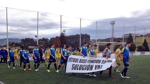 Las protestas por la situación del fútbol base marcan el arranque del Nacional en Gijón